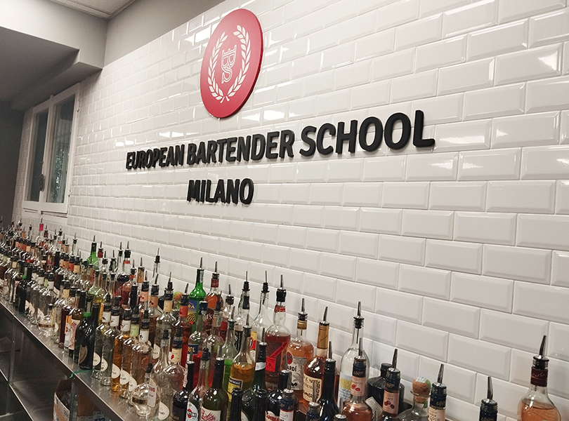 Schulbar mit alkoholischen Getränkeflaschen