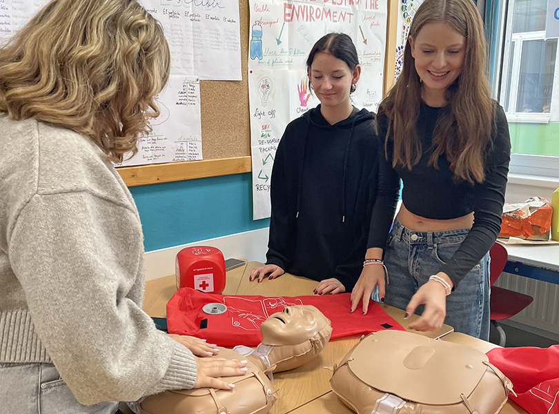 Schülerinnen mit Reanimationspuppe