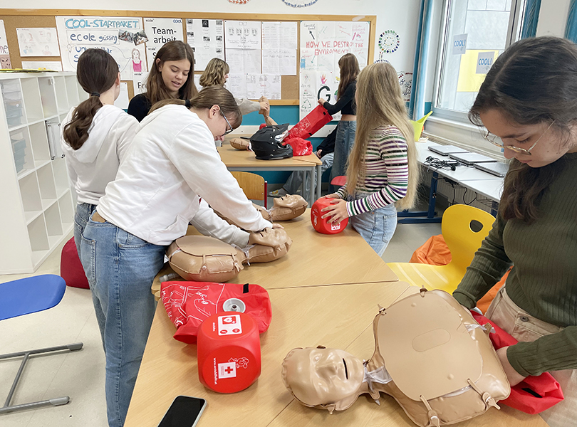 Schülerinnen mit Puppe zum Reanimieren