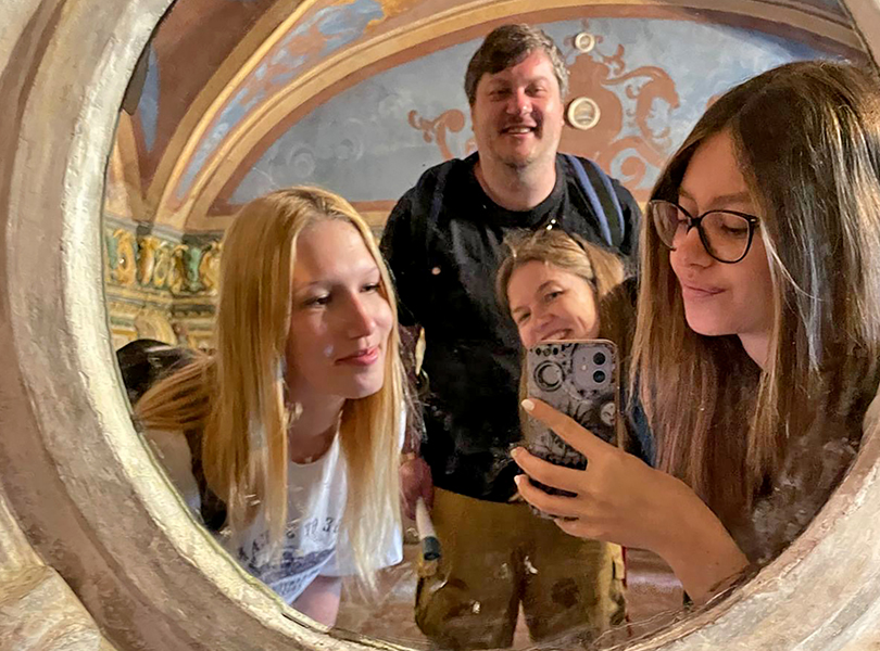 Zwei Schüler schauen in den Spiegel und machen ein Foto mit dem Handy