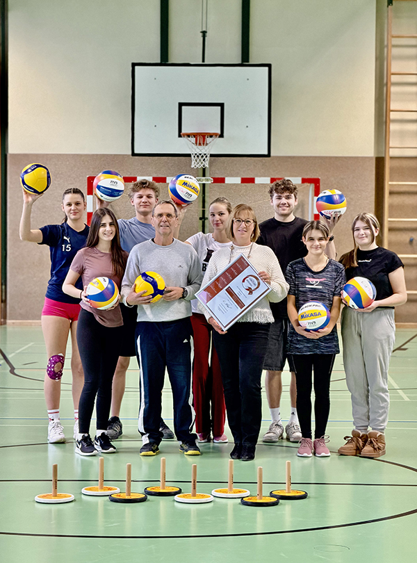 Gruppenfoto mit Direktorin im Turnsaal