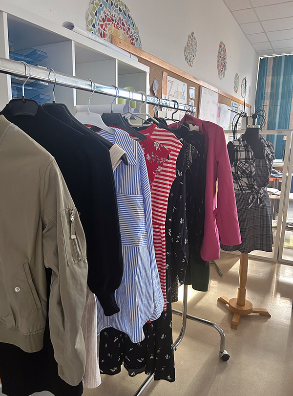 Kleiderständer mit Kleidung