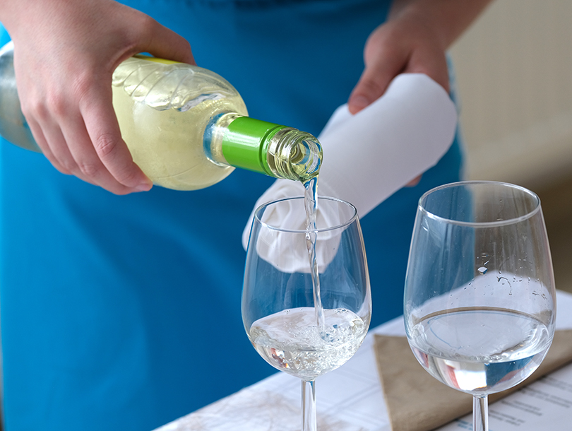 Schulwein einschenken bei Tisch