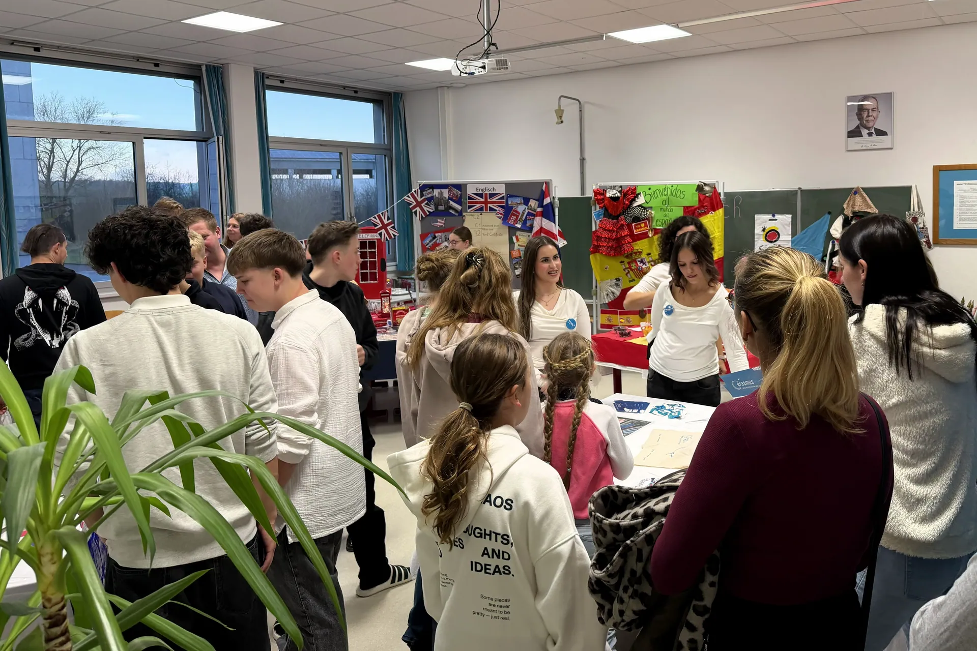 Besucherinnen und Besucher beim Tag der offenen Tür an den Ständen für Englisch und Spanisch