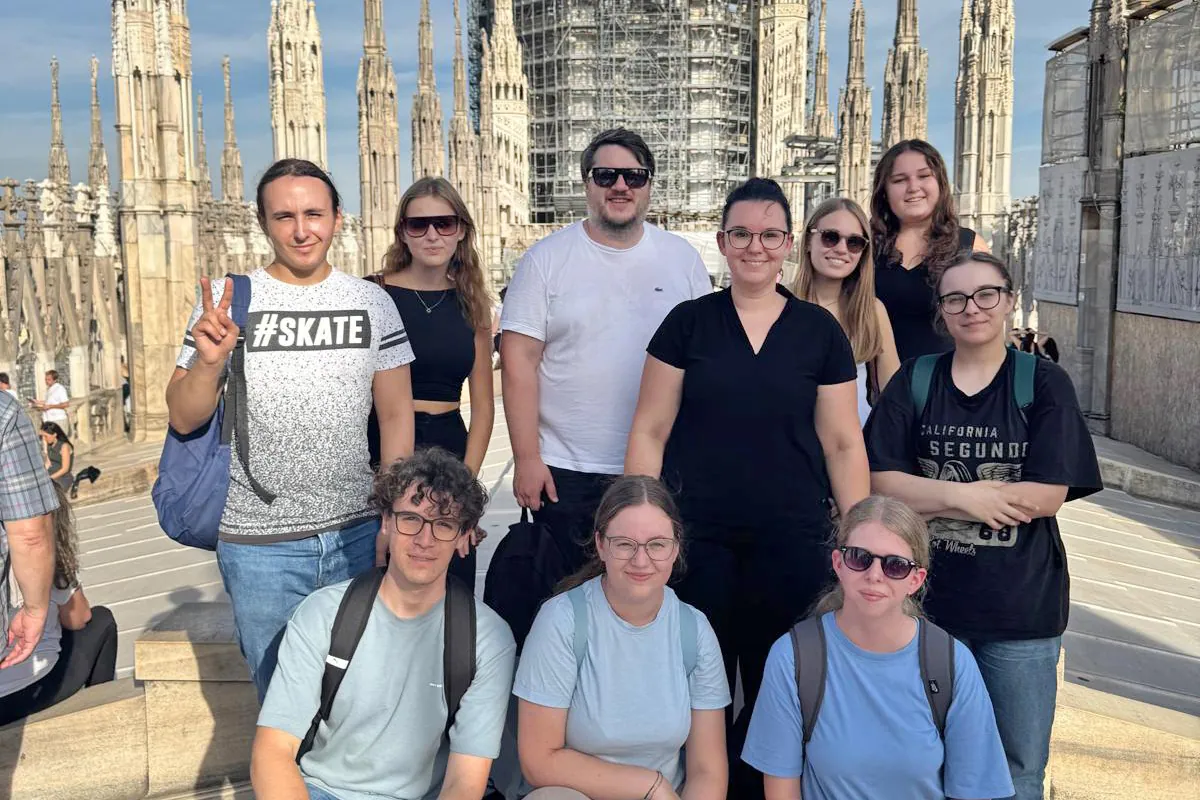 Schülerinnen und Schüler vor dem Mailänder Dom