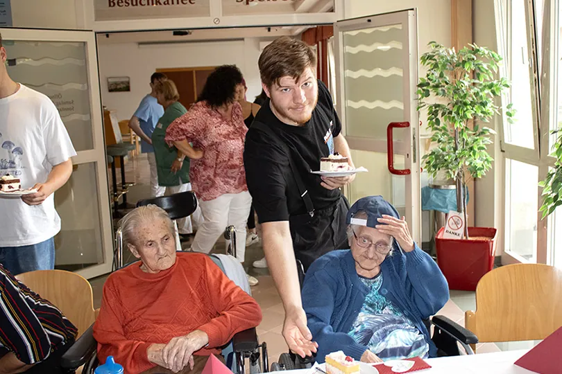 Schülerinnen servieren beim Muttertagsfest im Altenwohnheim