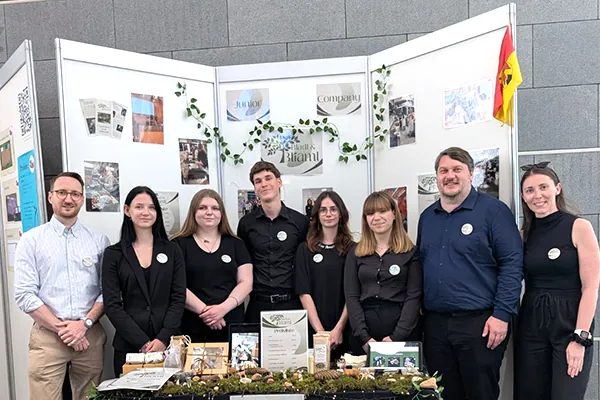Die Junior Company „Bladl & Bliaml“ an ihrem Messestand beim Bundesfinale 2026