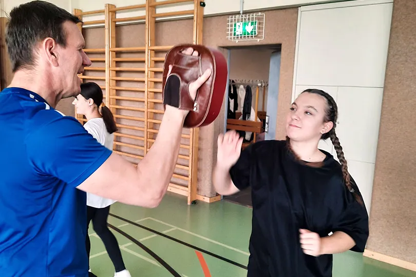 Selbstverteidigungstraining im Turnsaal