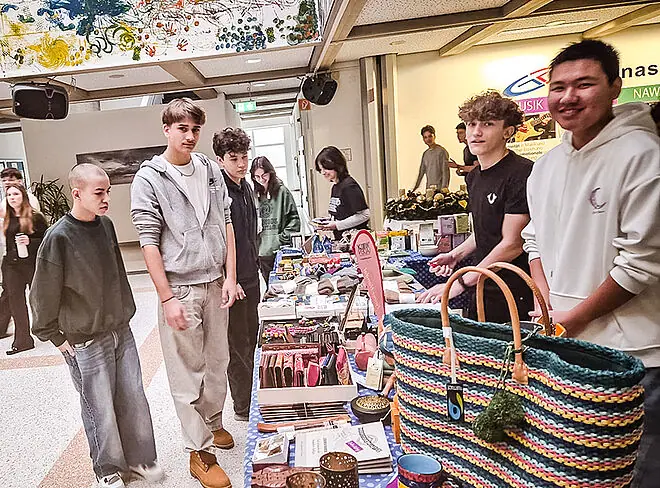 Schüler beim Pop-up-Shop