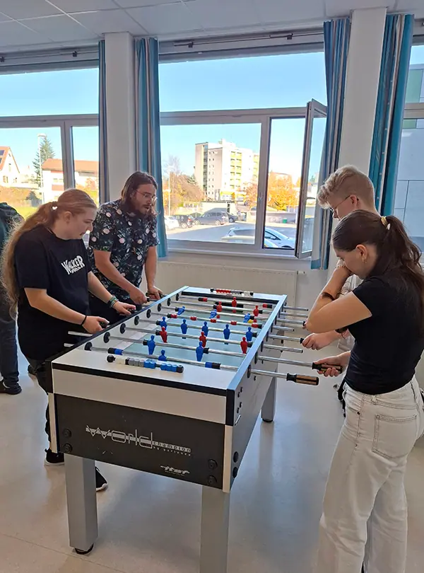 Schüler beim Tischfussball