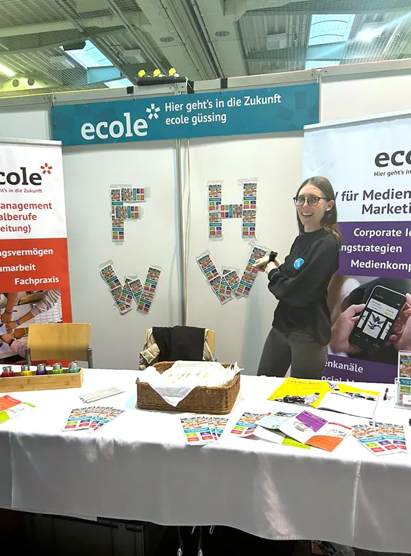 Messestand mit Schülerin