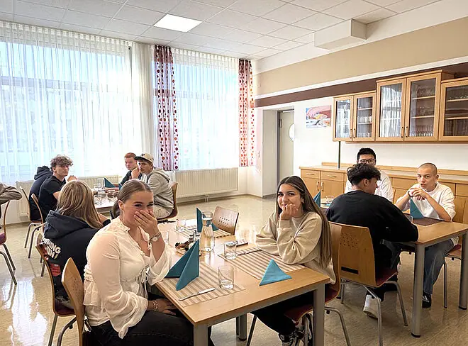 Frühstück im Speisesaal mit Schülern