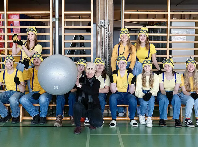 Schüler verkleidet als Minions