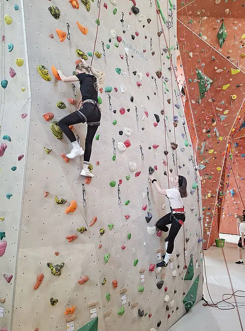 Mut, Bewegung und Teamgeist in der Kletterhalle — Foto der ecole güssing