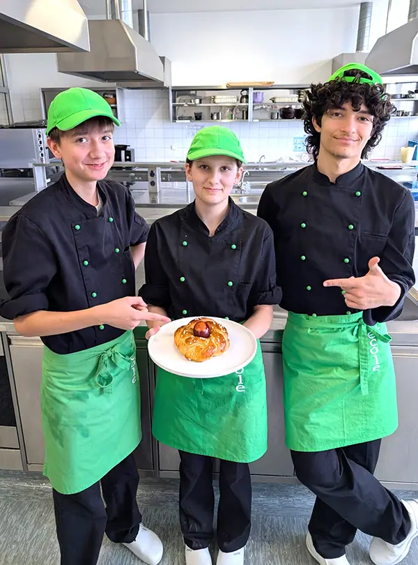 Schüler mit Osterkranz