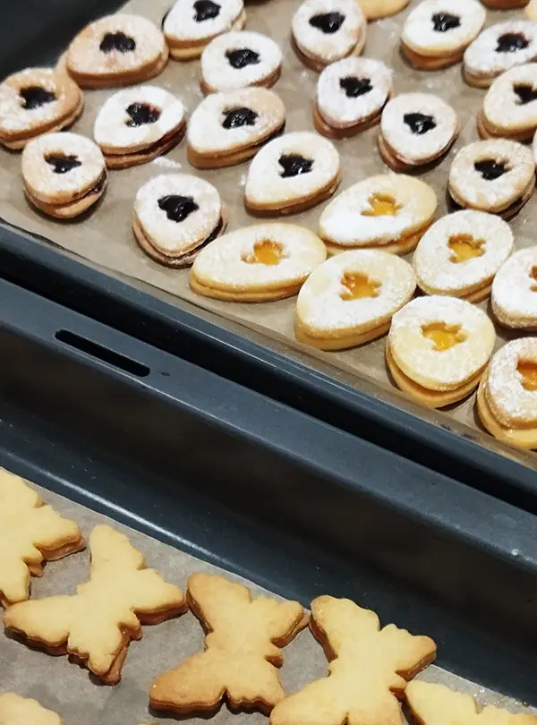 Backbleche mit Osterkekse