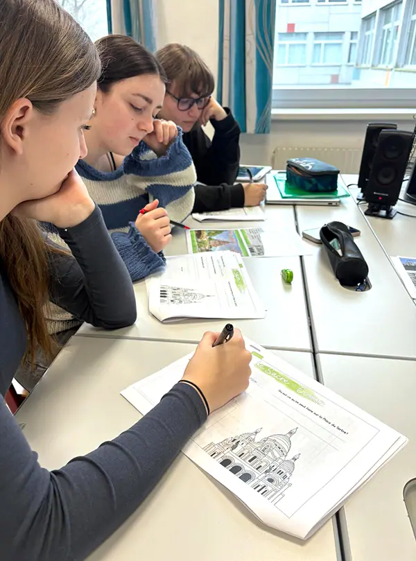 Schüler lesen Text