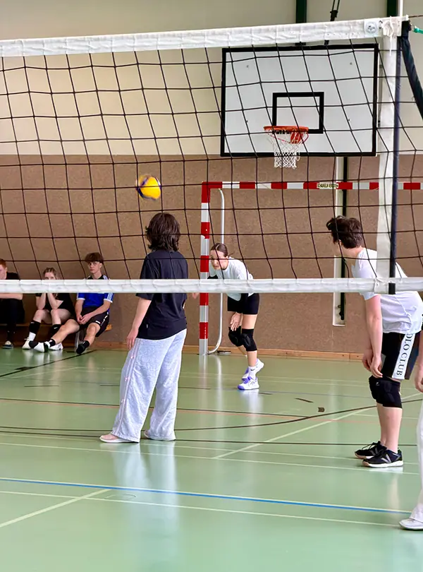 Schüler/innen beim Volleyball