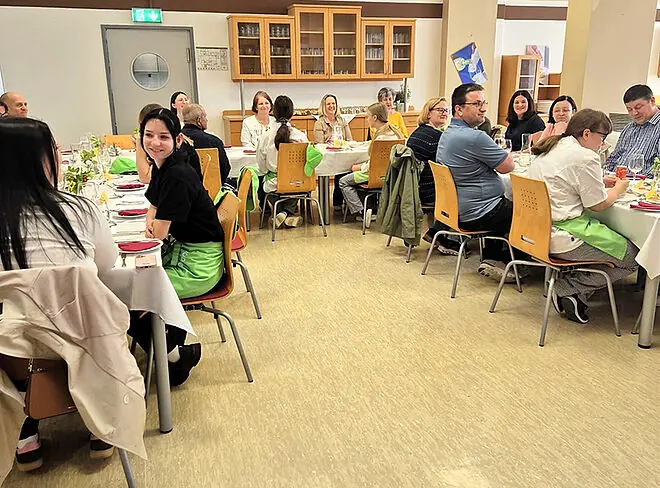 Blick in den Speisesaal auf das Publikum