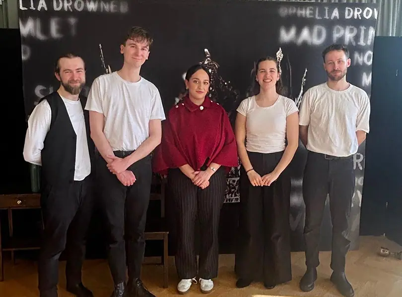 Gruppenfoto Schauspieler mit Schüler