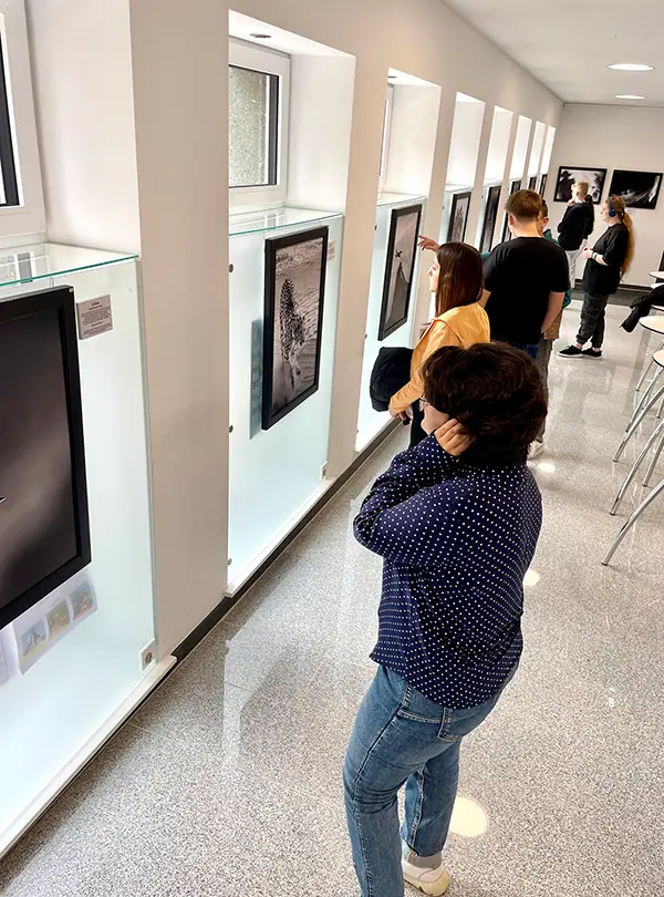 Schüler vor sw-Bildern in Ausstellung