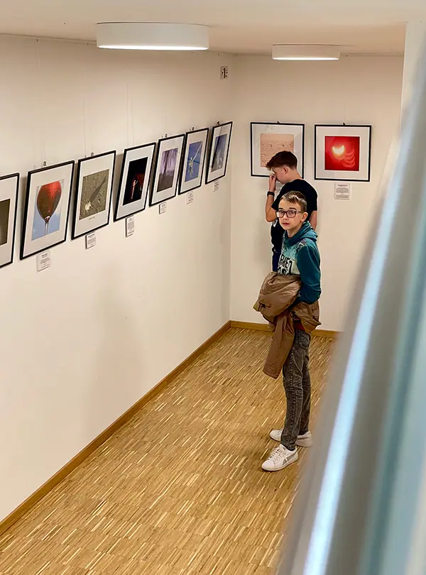 Schüler in den Ausstellungsräumen unten