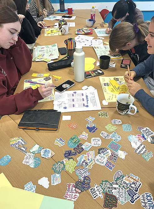 Schüler arbeiten basteln