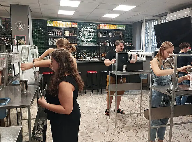 Schülerinnen im Bar-Übungsraum