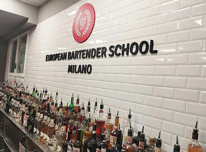 Fliesenwand mit Schullogo Milano