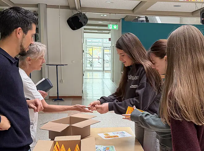Schüler kaufen Schokolade in der Aula