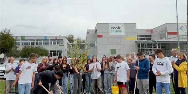 Die ecole güssing von außen mit dem Schriftzug an der Fassade